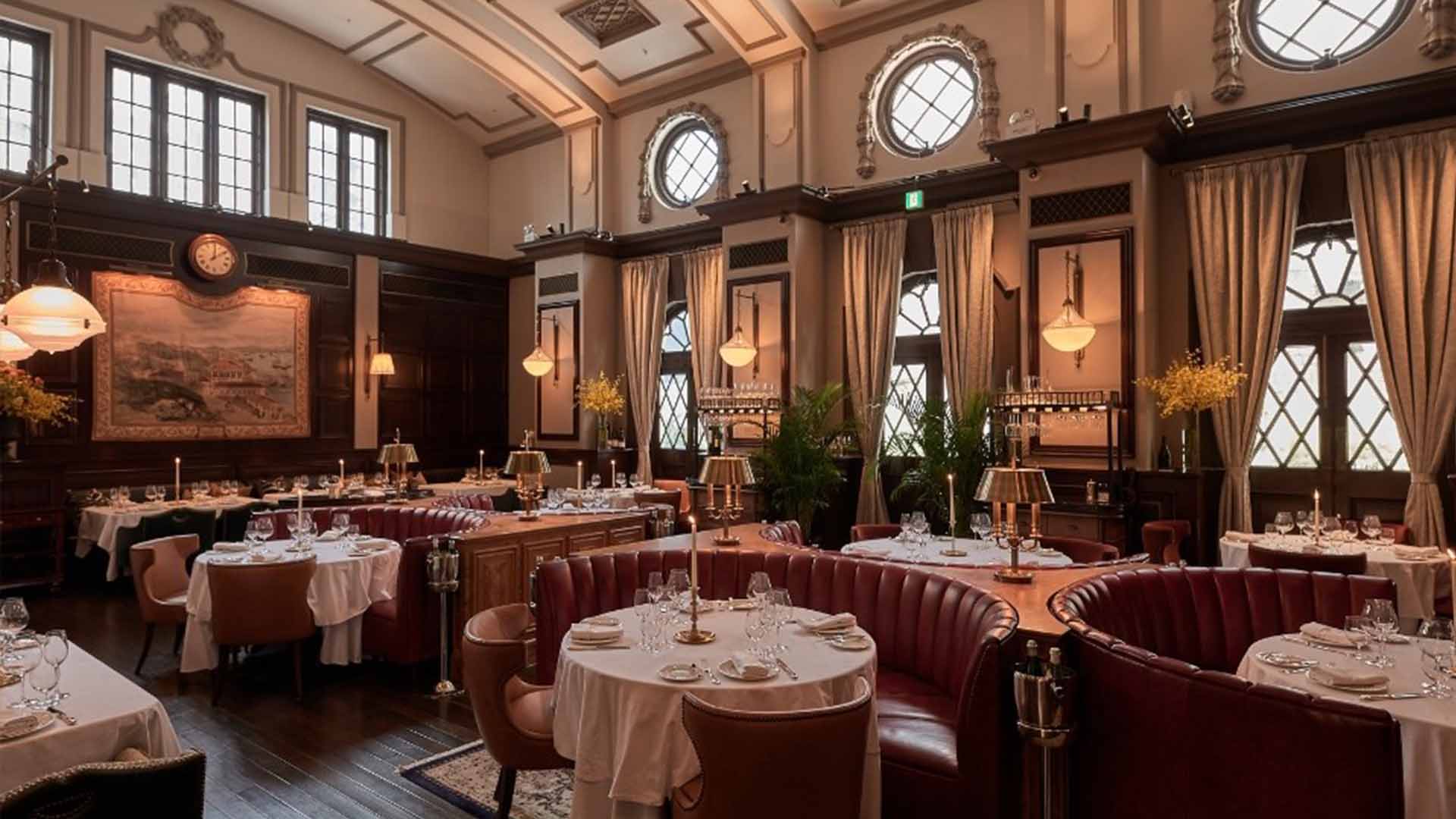 食客于Le Petit Chef的沉浸式用餐体验“3D小厨师”（Le Petit Chef）中拍摄美食