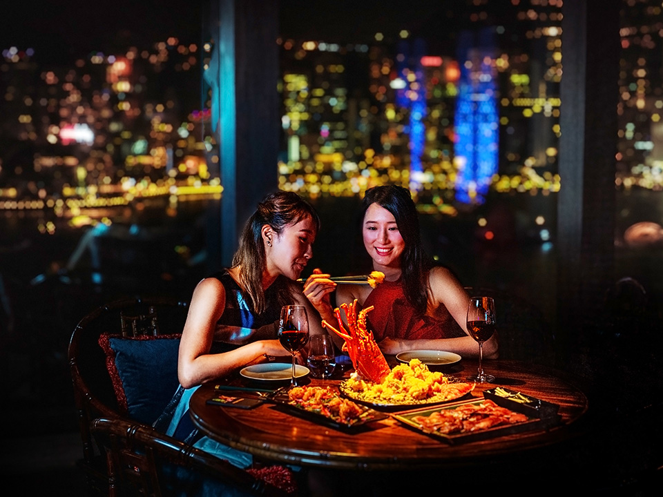 来“胡同”品尝特色菜肴,饱览维港景致。