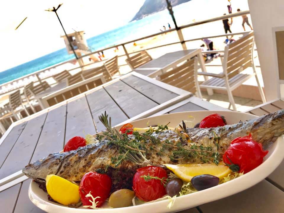 食客可一边品尝Cococabana主打菜式烤鲷鱼，一边饱览石澳美景。