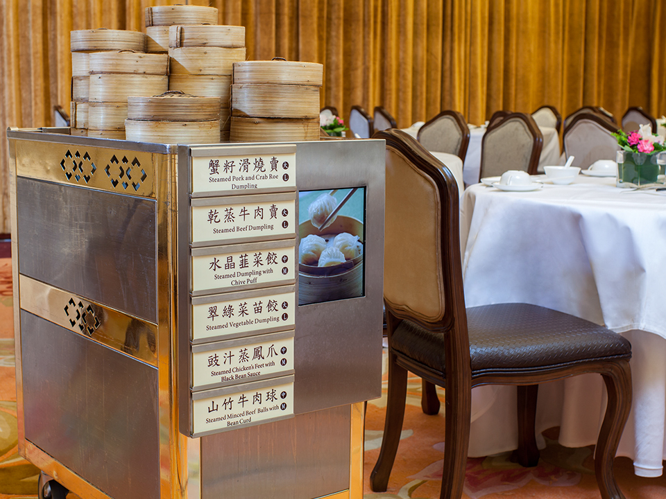 美心皇宫是香港少数依然保留点心车的茶楼，极具特色。