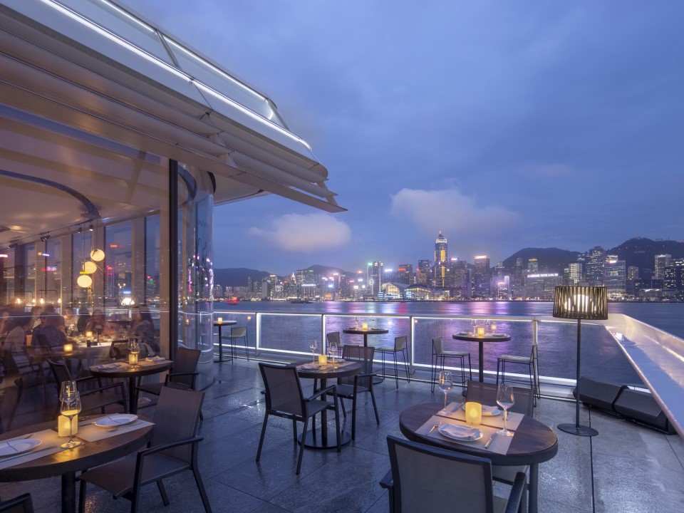 Paper Moon设落地玻璃和户外区域，维港景色一览无遗。