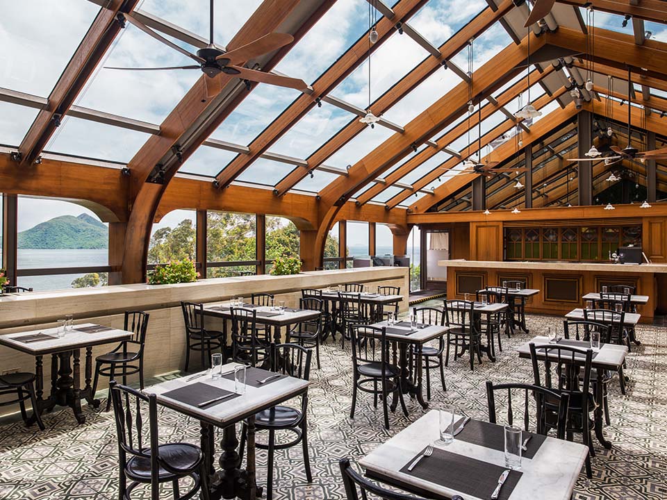 Tai O Lookout的玻璃墙及屋顶让海岛全景触手可及。