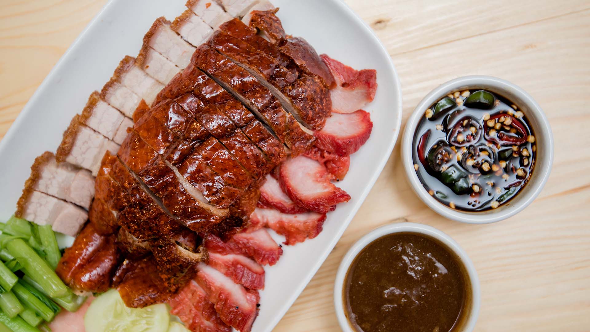 香港烧味店有各式各样的烧味。