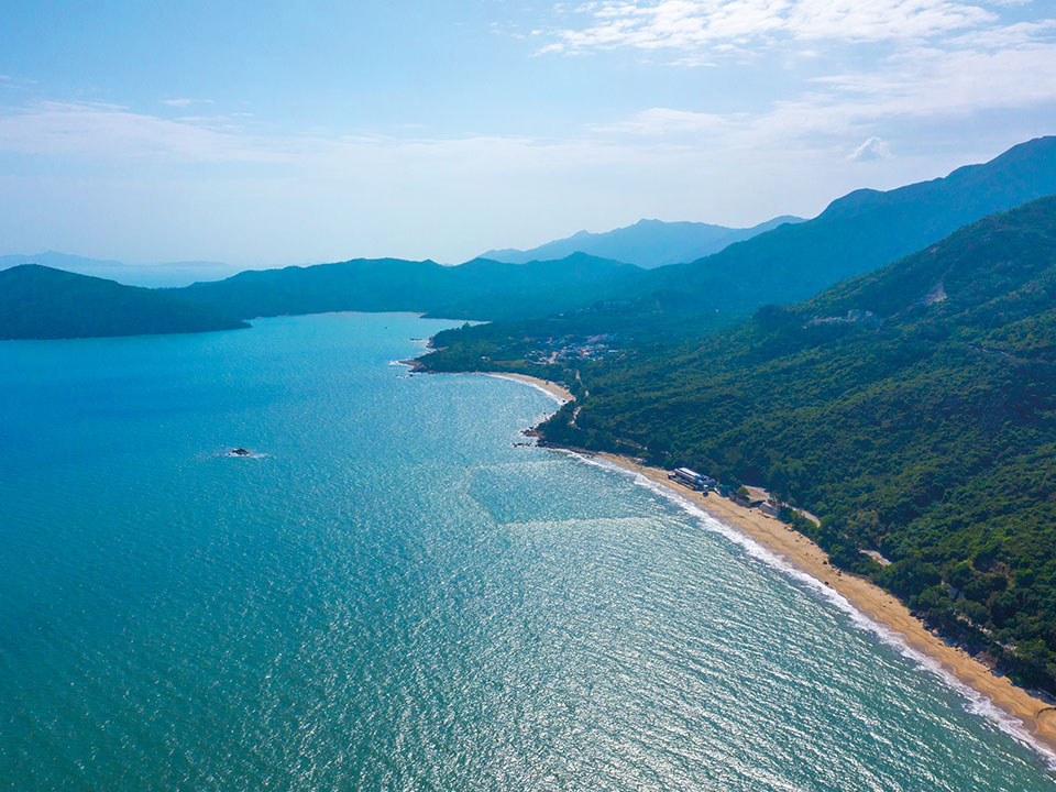 长沙沙滩位于香港大屿山南部，被誉为最洁净泳滩之一。