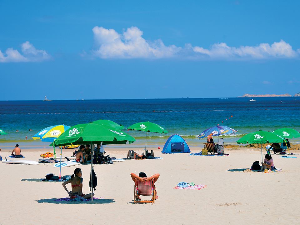 位于石澳的大浪湾，是冲浪爱好者的热门好去处。