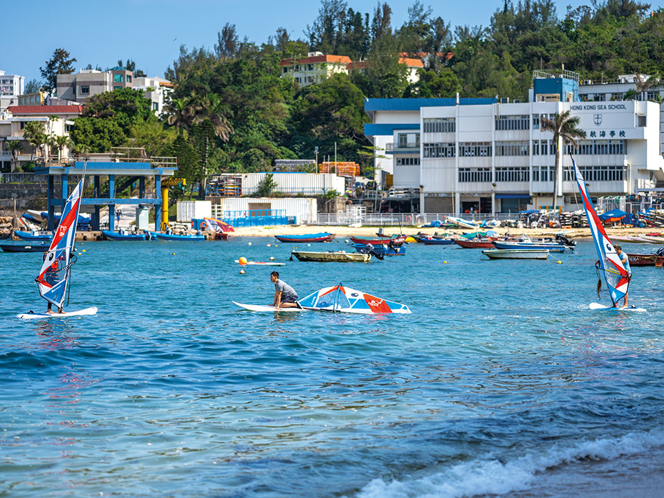 赤柱沙滩位于香港岛南区，不少人爱到这里玩帆板等水上活动。