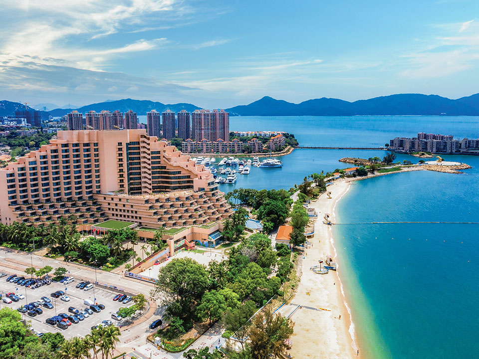 黄金泳滩附近齐集度假酒店、商场与餐厅。