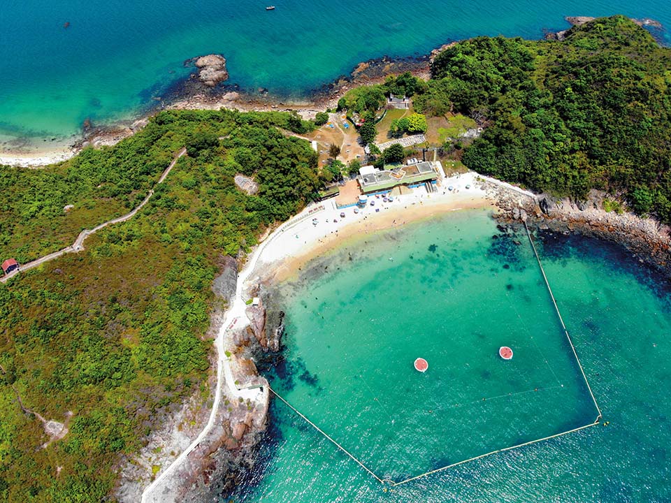 厦门湾沙滩状似一弯新月，俗称“半月湾”。