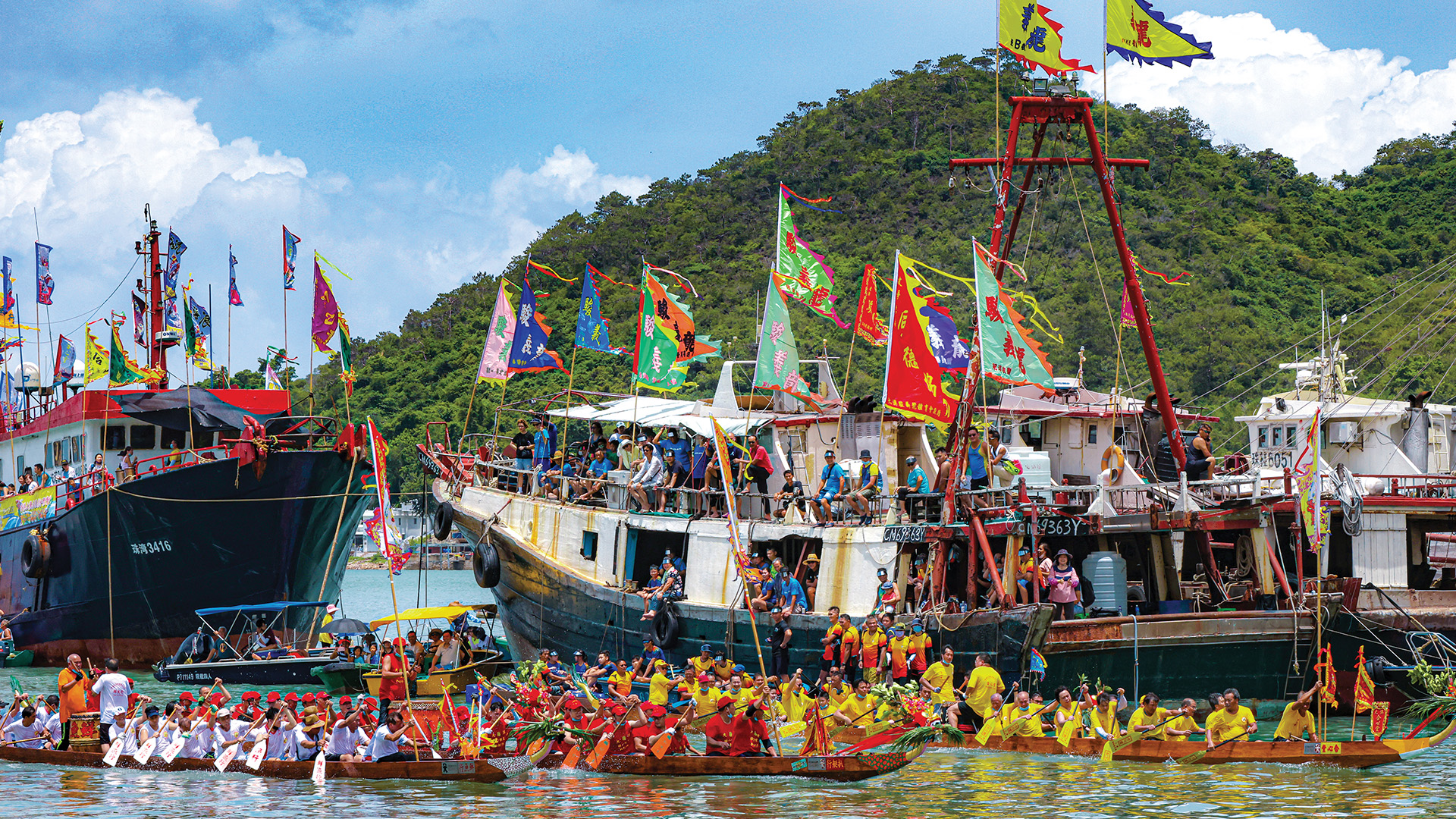 桨手在如火如荼的龙舟比赛中拼尽全力