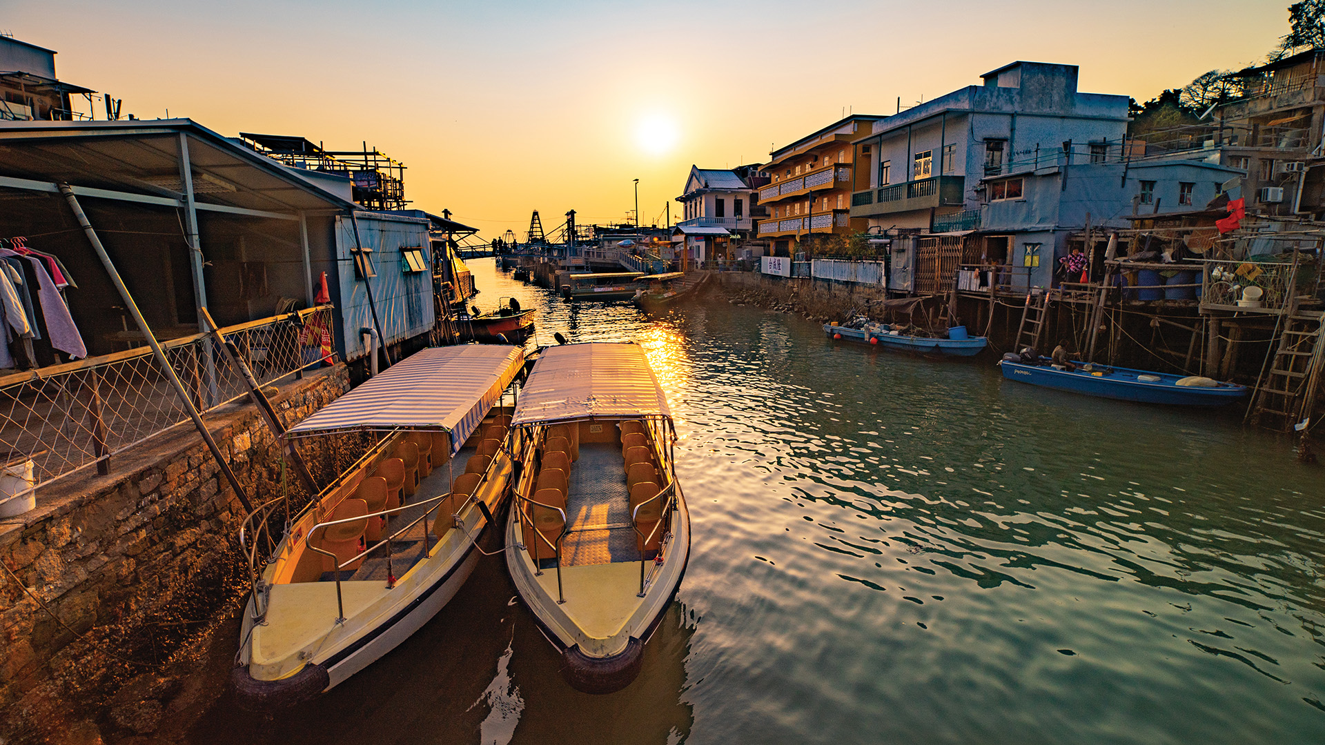 在日落下的大澳水上村