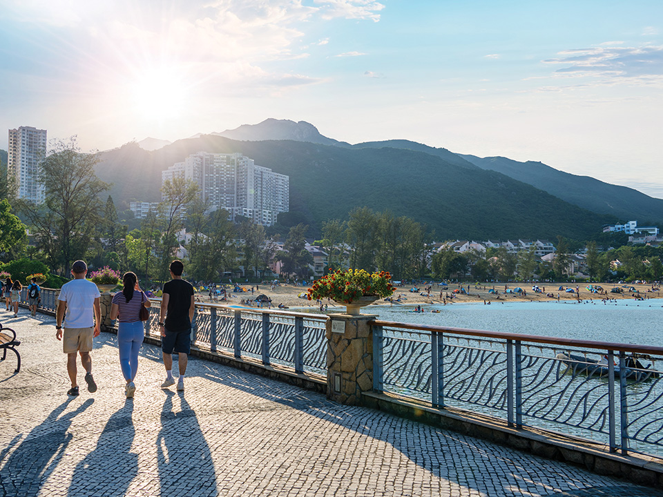 Marc喜欢沿着愉景广场附近的大白湾沙滩散步