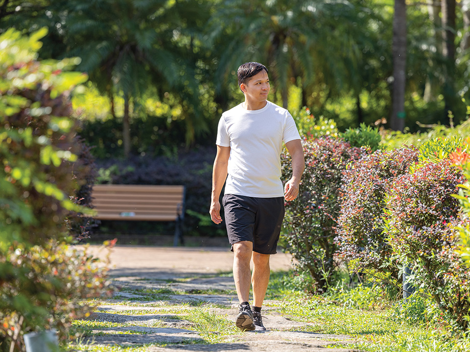 Marc Guyon在花园散步