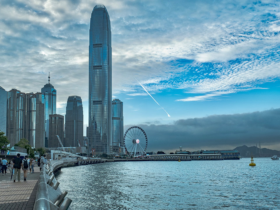 游客可在中环海滨免费借用共享单车，迎着海风骑行欣赏维港景色。