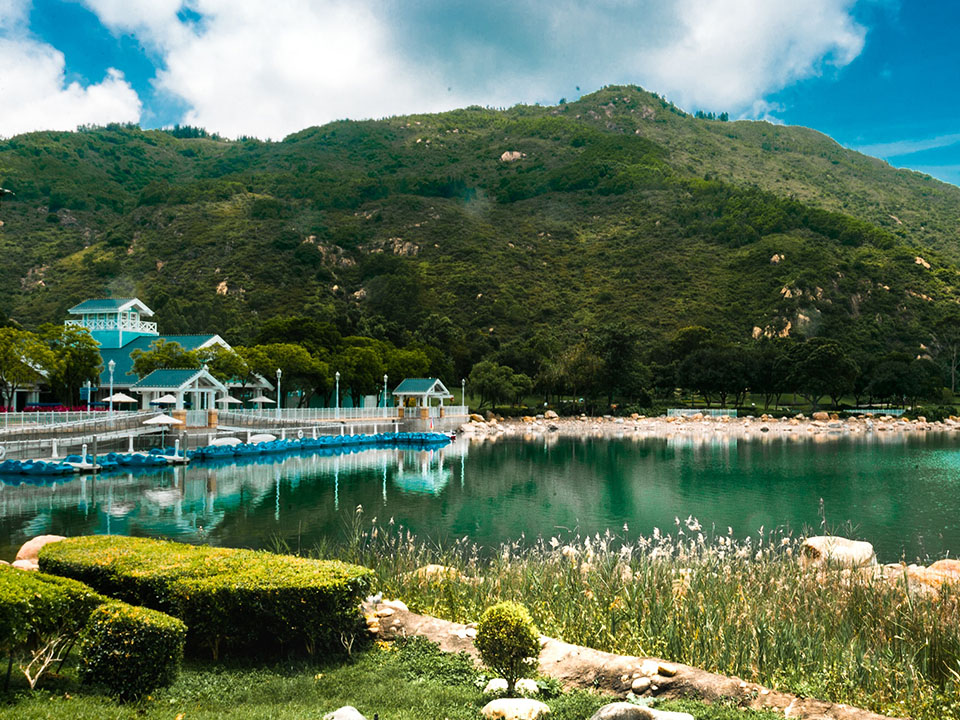 迪欣湖设自行车租借服务，是一家大小的骑车好选择。