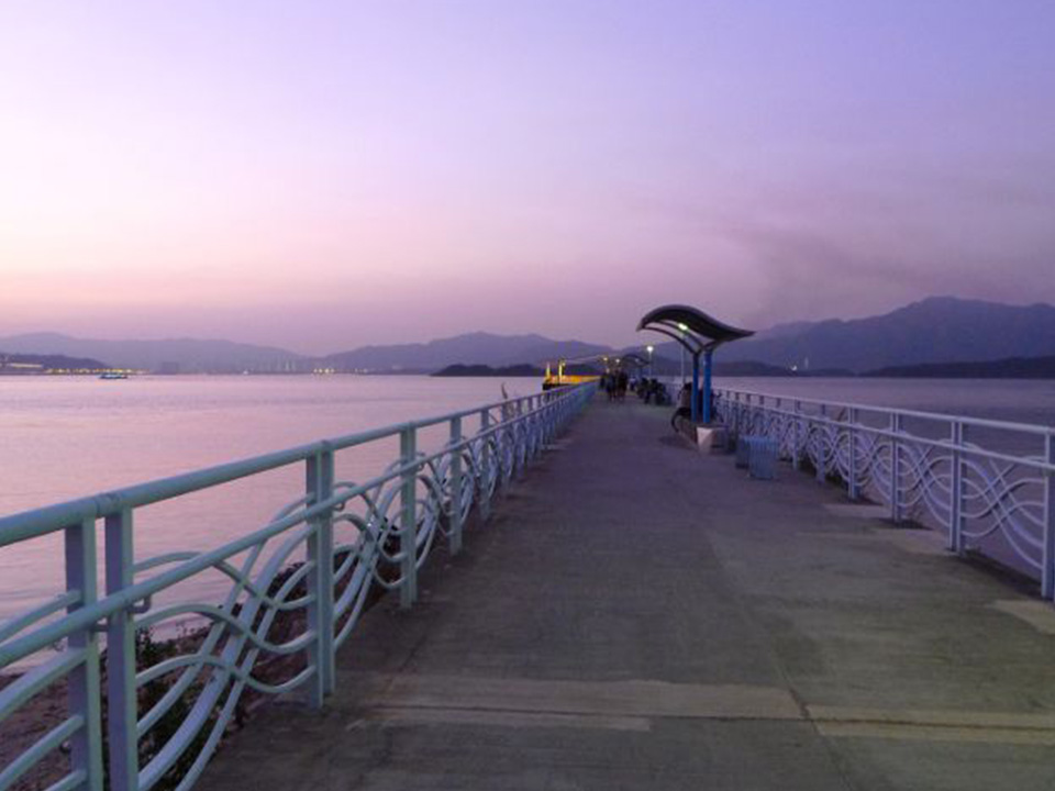 从城门河骑自行车至乌溪沙，别忘了在码头静候日落晚霞景致。