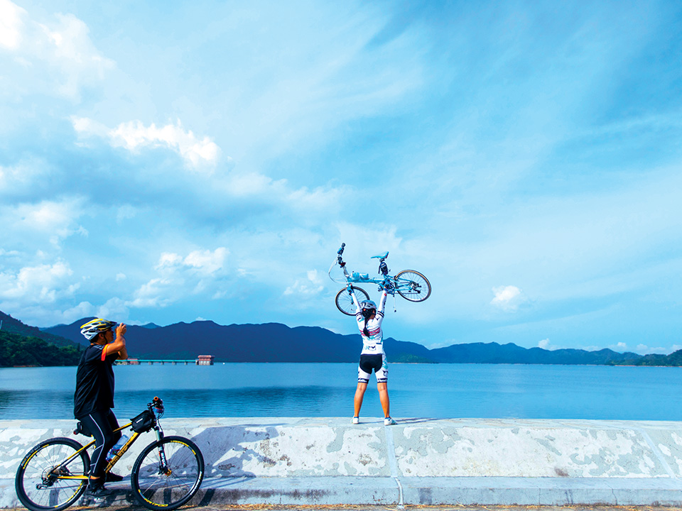 香港各区自行车道中，以沙田最受欢迎，吐露港一段可赏碧海蓝天美景。
