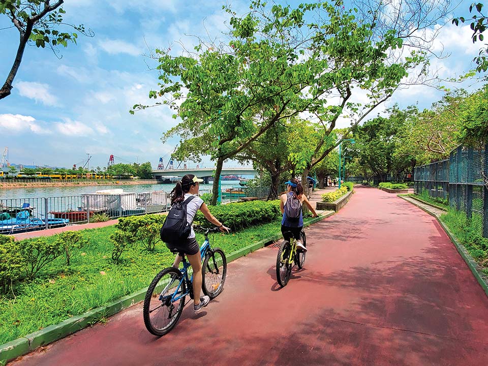 元朗至蝴蝶湾这条自行车路线会途经屯门海边，沿途可欣赏优美郊区景色。