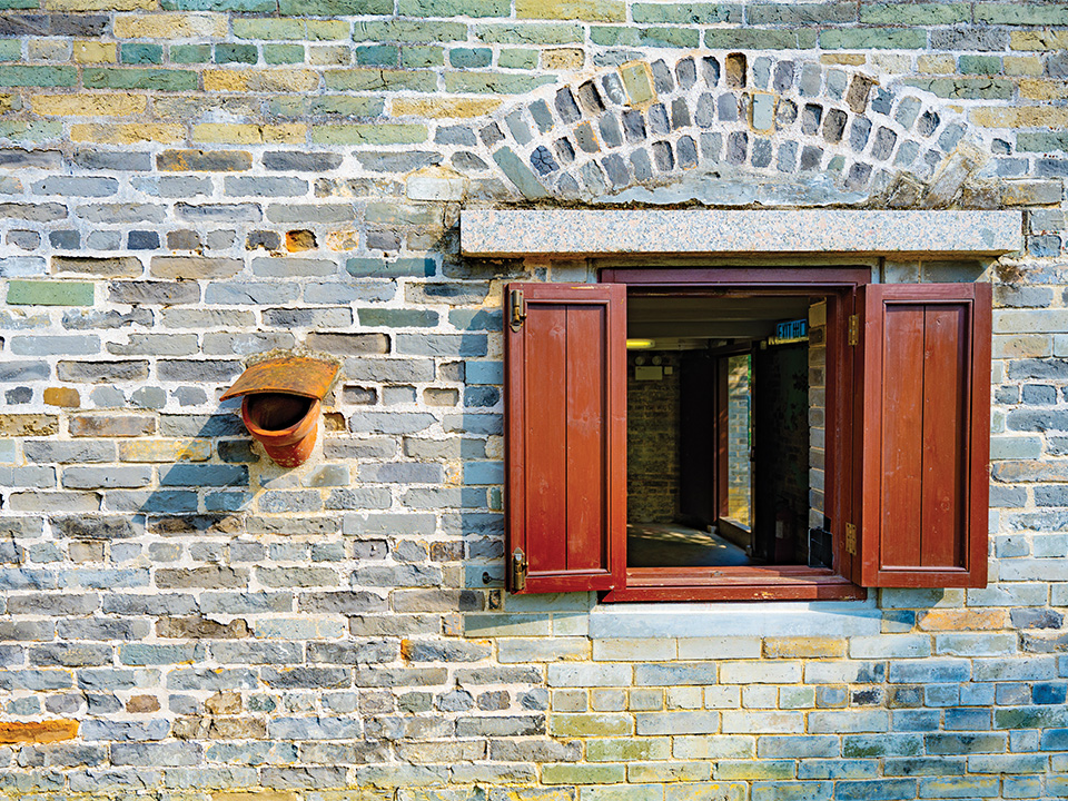 嵚在碉堡上的红窗