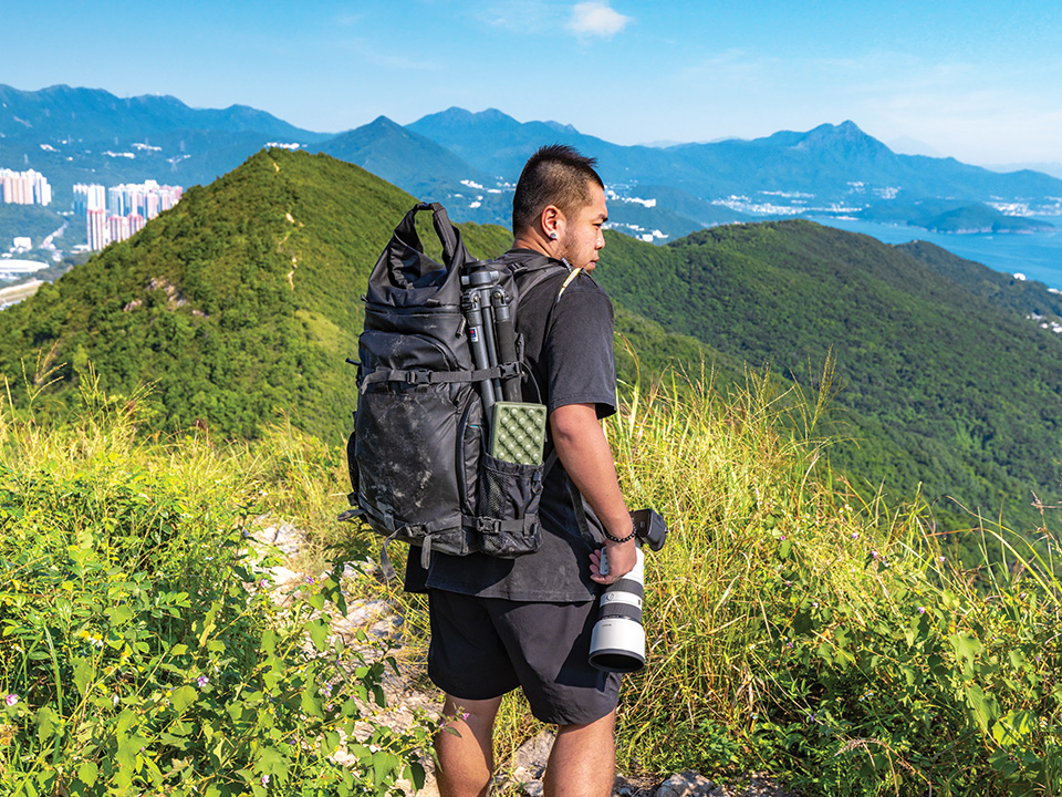 Vincent经常携带沉重的摄影器材登山。