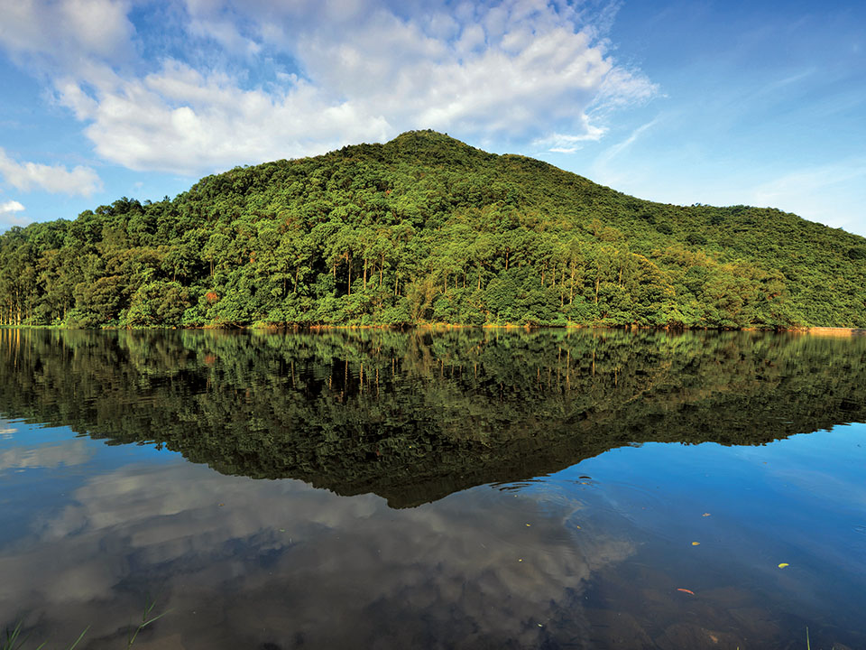 流水响与鹤薮水塘是香港热门登山路线，可一探天空之镜美景。
