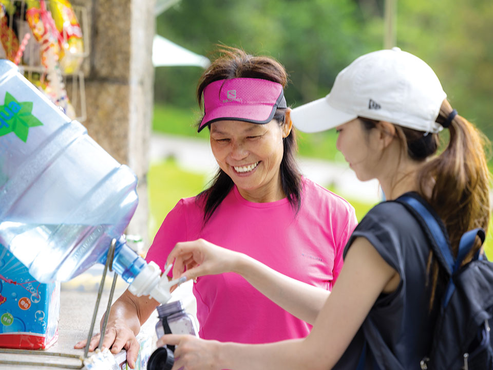 连姐鼓励游客自备水瓶，并在茶水亭设置添水服务。