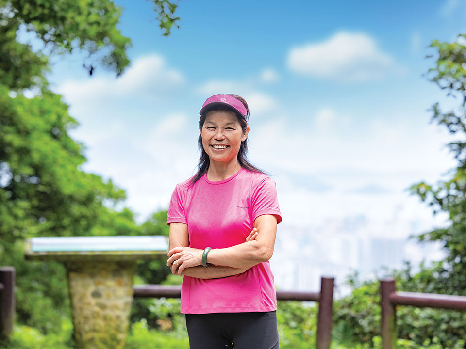 连姐在妙高台欣赏山下城市的全景。