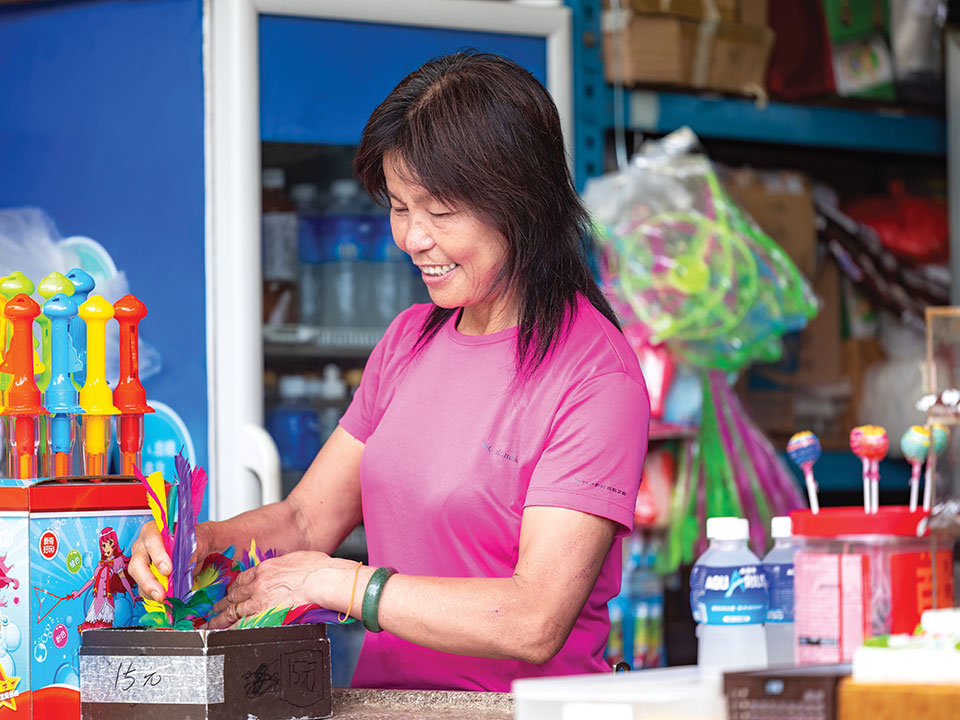 连姐正在补充毽子与其他货品。