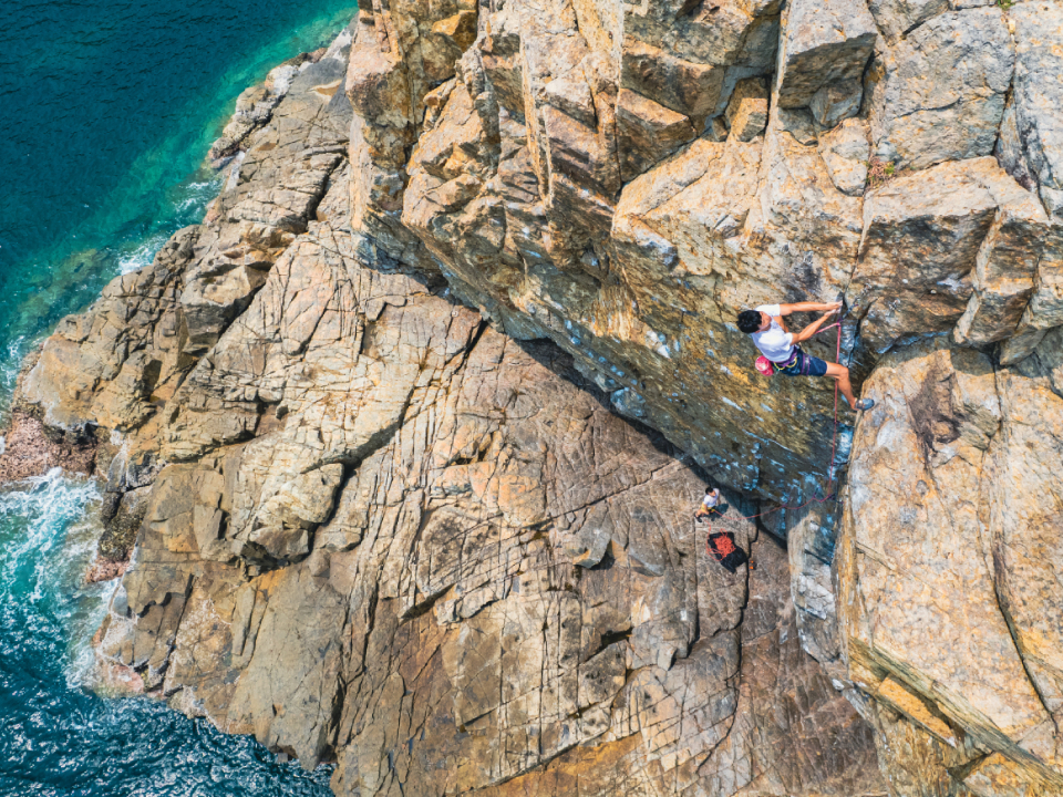 喜欢冒险的攀岩者钟爱的海岸峭壁