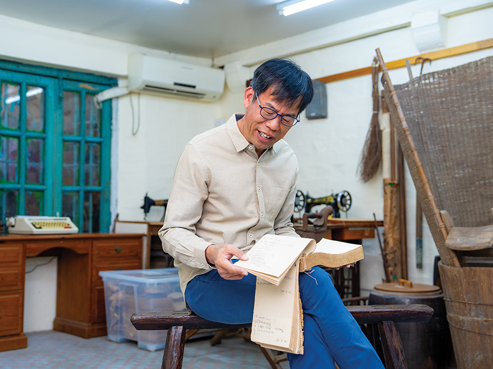 李以强介绍故事馆内的珍贵展品，其中包括一本半世纪前的账簿。