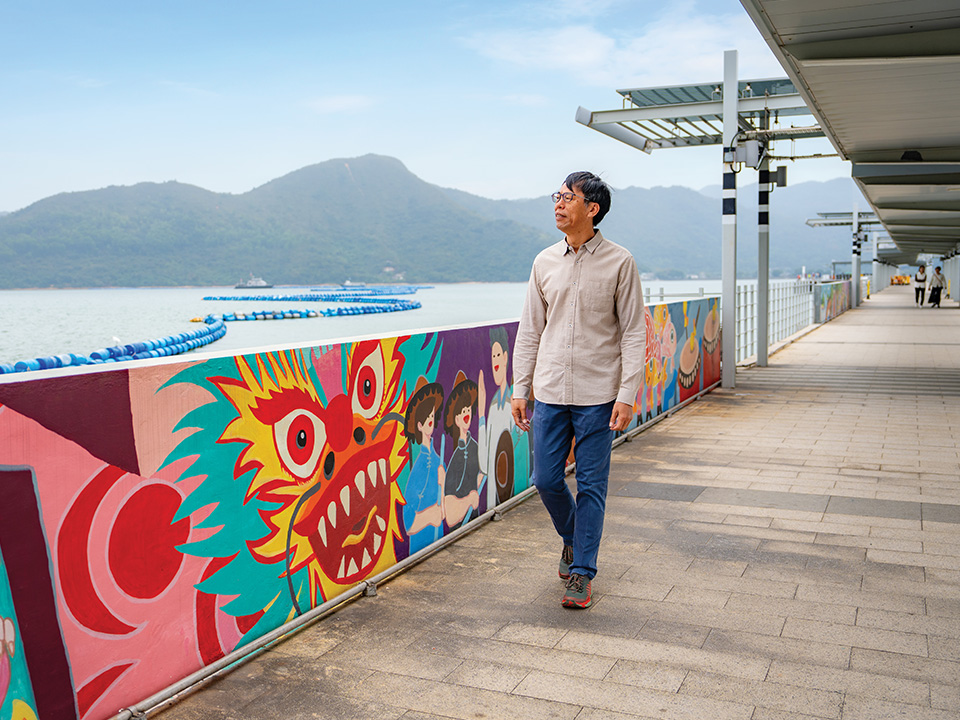 李以强在全港最长的码头 — 沙头角码头上散步。