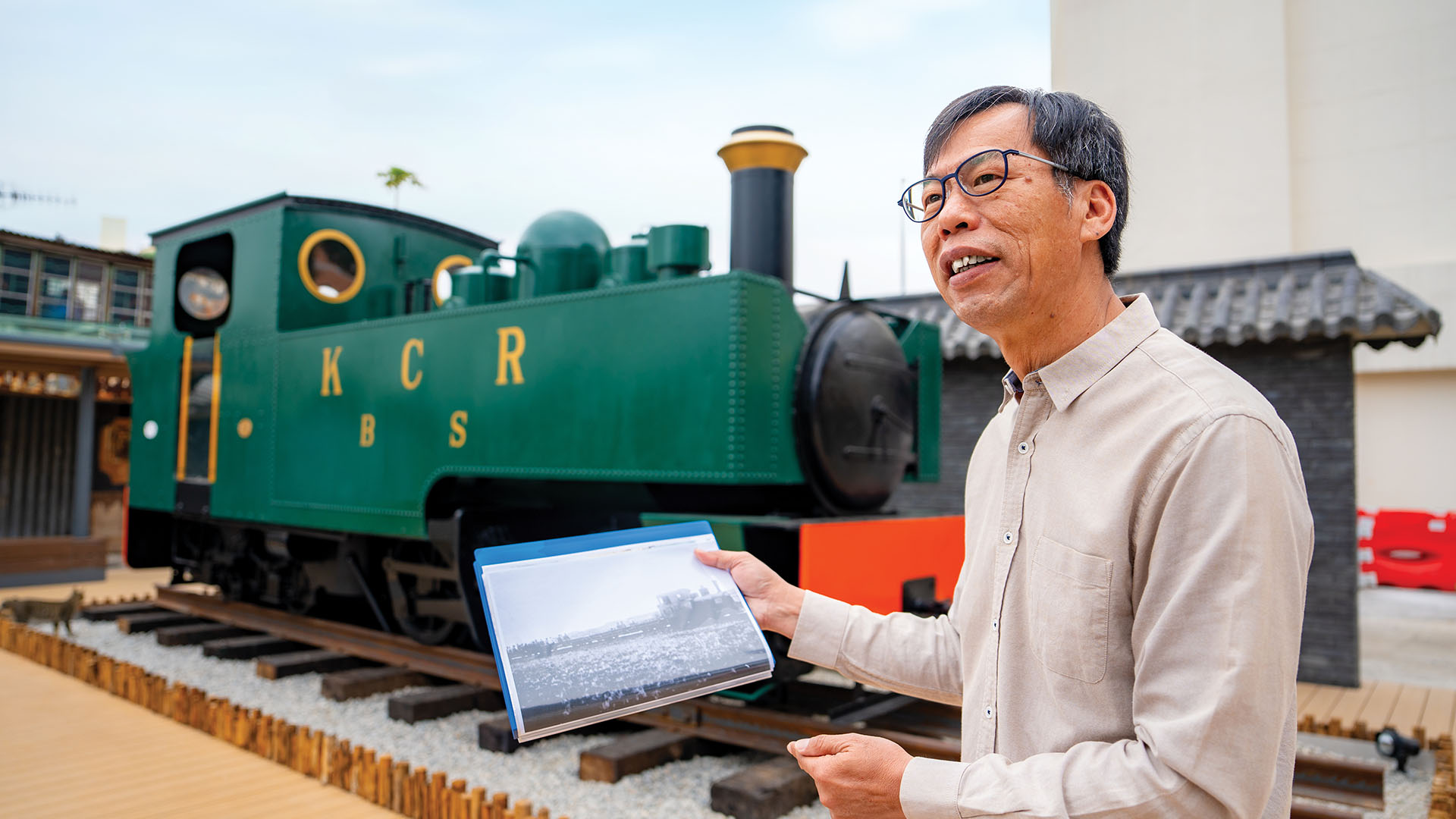 李以强介绍有关旧九广铁路蒸气火车遗迹背后的故事。