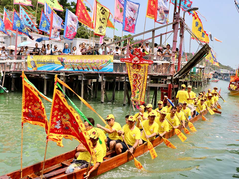 龙舟沿大澳水道巡游。