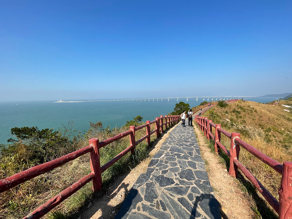 东澳古道旁的海岸线景色迷人。