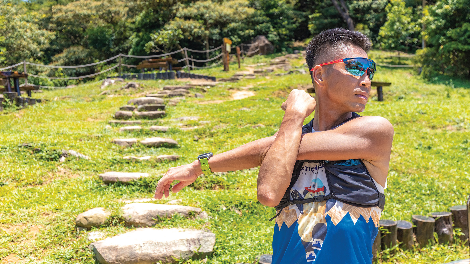 越野跑手罗楚健在跑步前热身