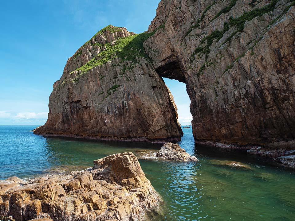 瓮缸群岛及果洲群岛：展开香港地质公园海上之旅，观赏宏伟壮丽的地质遗迹