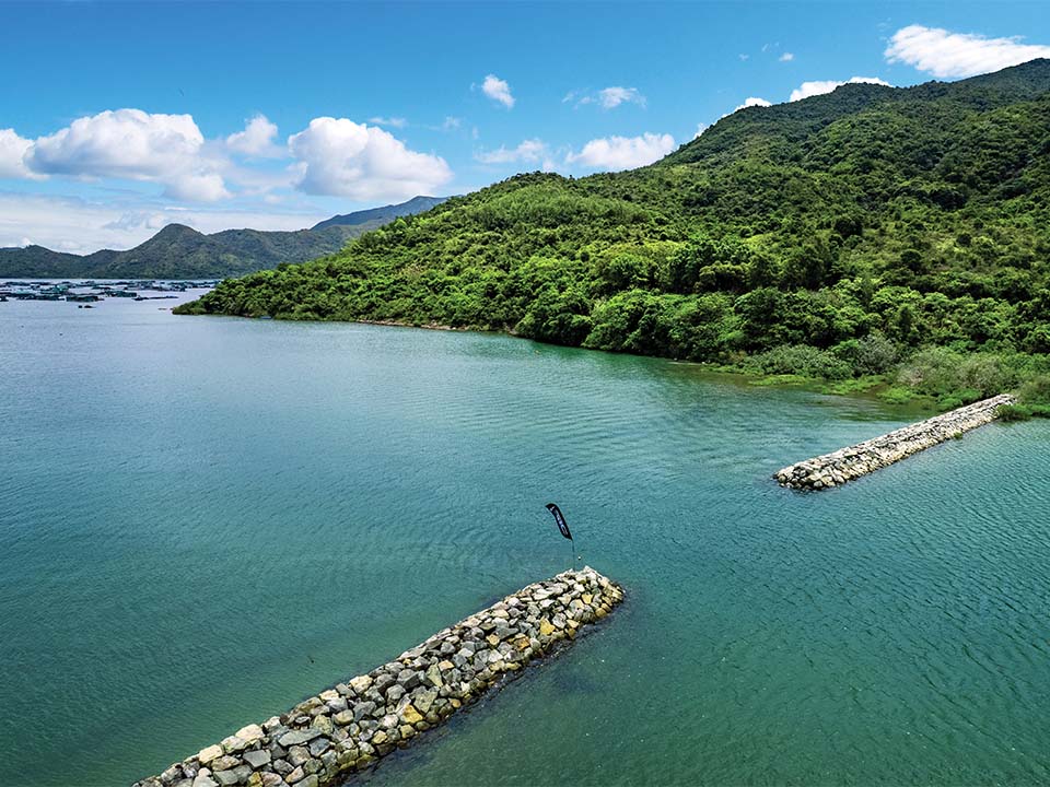 随着三噚海防波堤划水前进