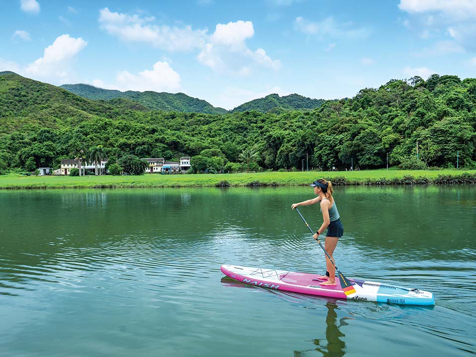 深涌池塘清澈平静的水面