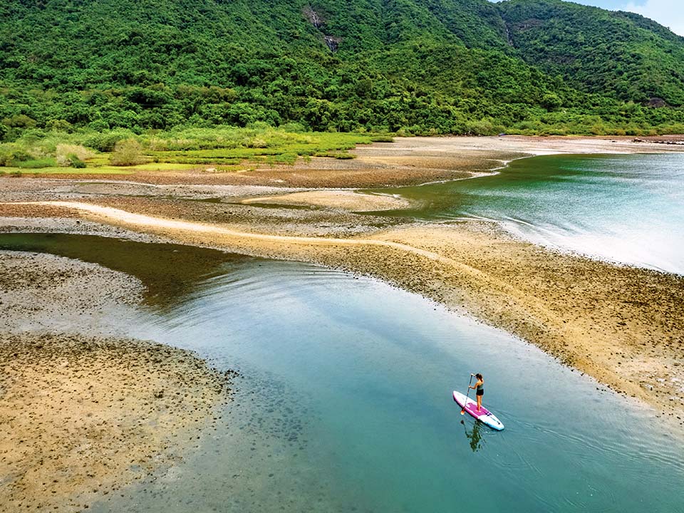 站立划水板体验：探索海岸水域奇观，造访生态丰富的榕树澳和深涌