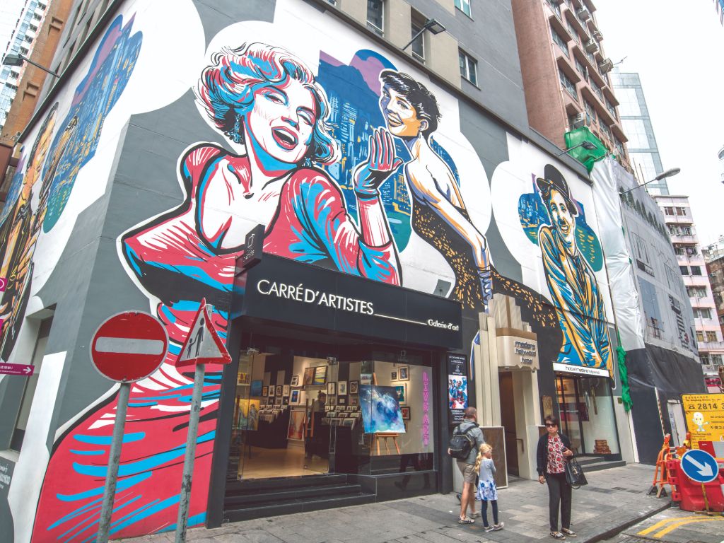 香港木的地酒店的壁画，绘有玛丽莲·梦露等名人。