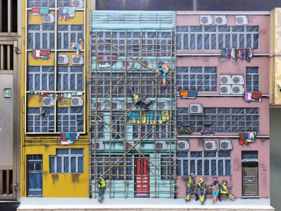 由比利时艺术家Jaune创作，描绘香港旧式唐楼与工人休息的场景壁画。 