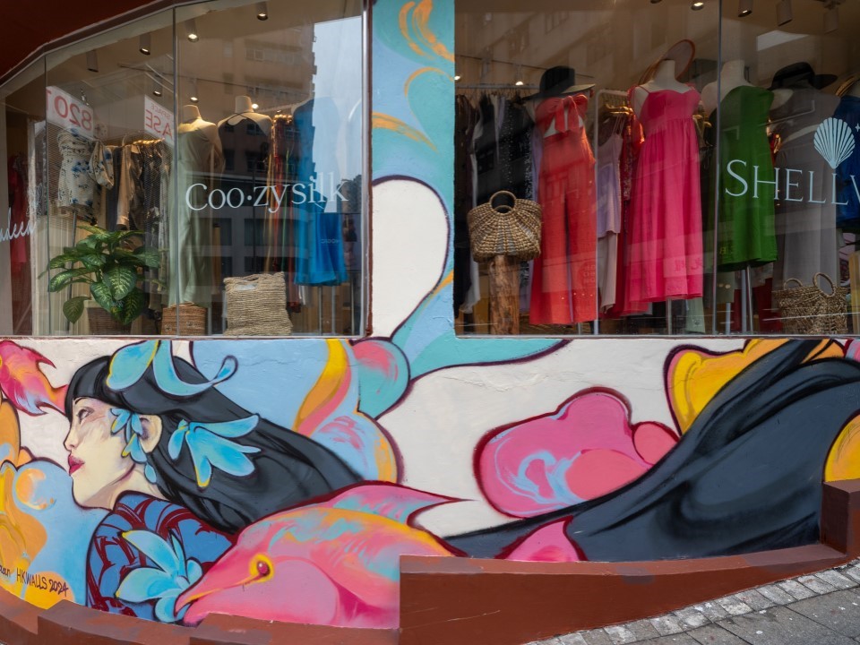 位于中环摆花街的鲜艳壁画。