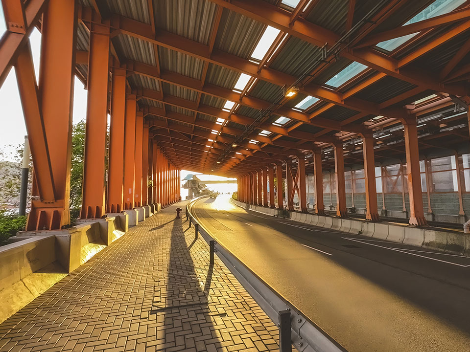 荃湾海滨长廊“鸟居”状的通道