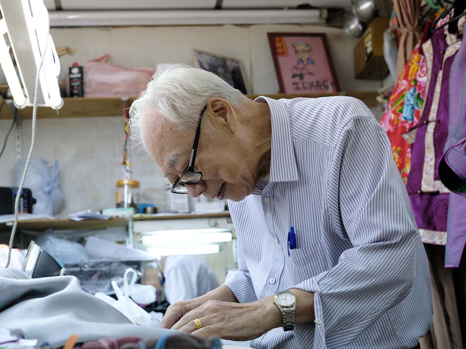 殷师傅在工作台上缝纫