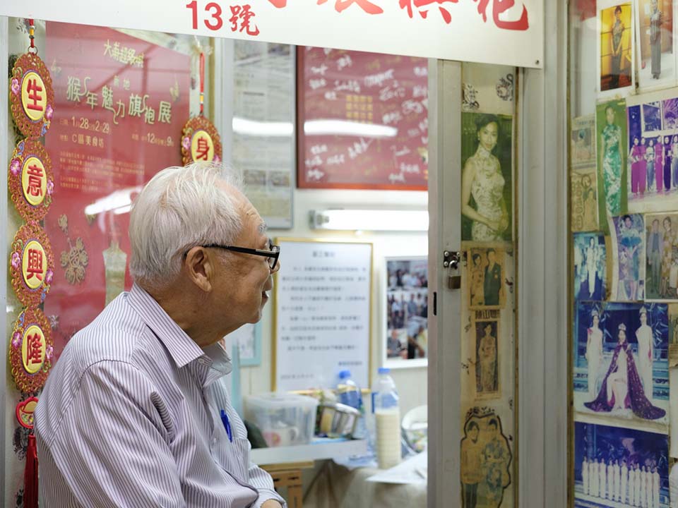 殷师傅看着自己作品的照片