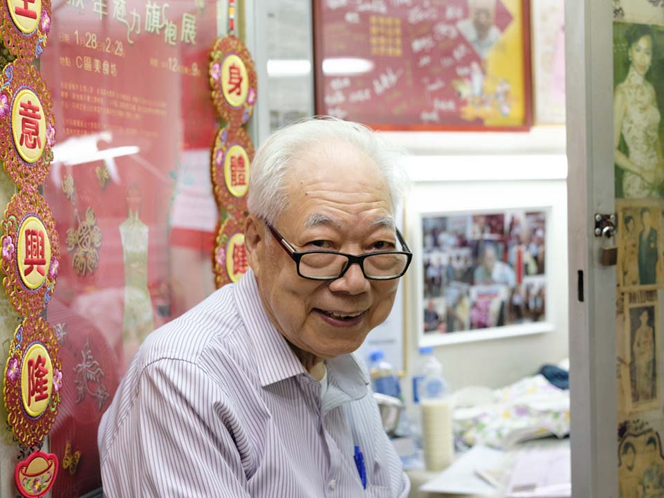 殷师傅坐在店门口