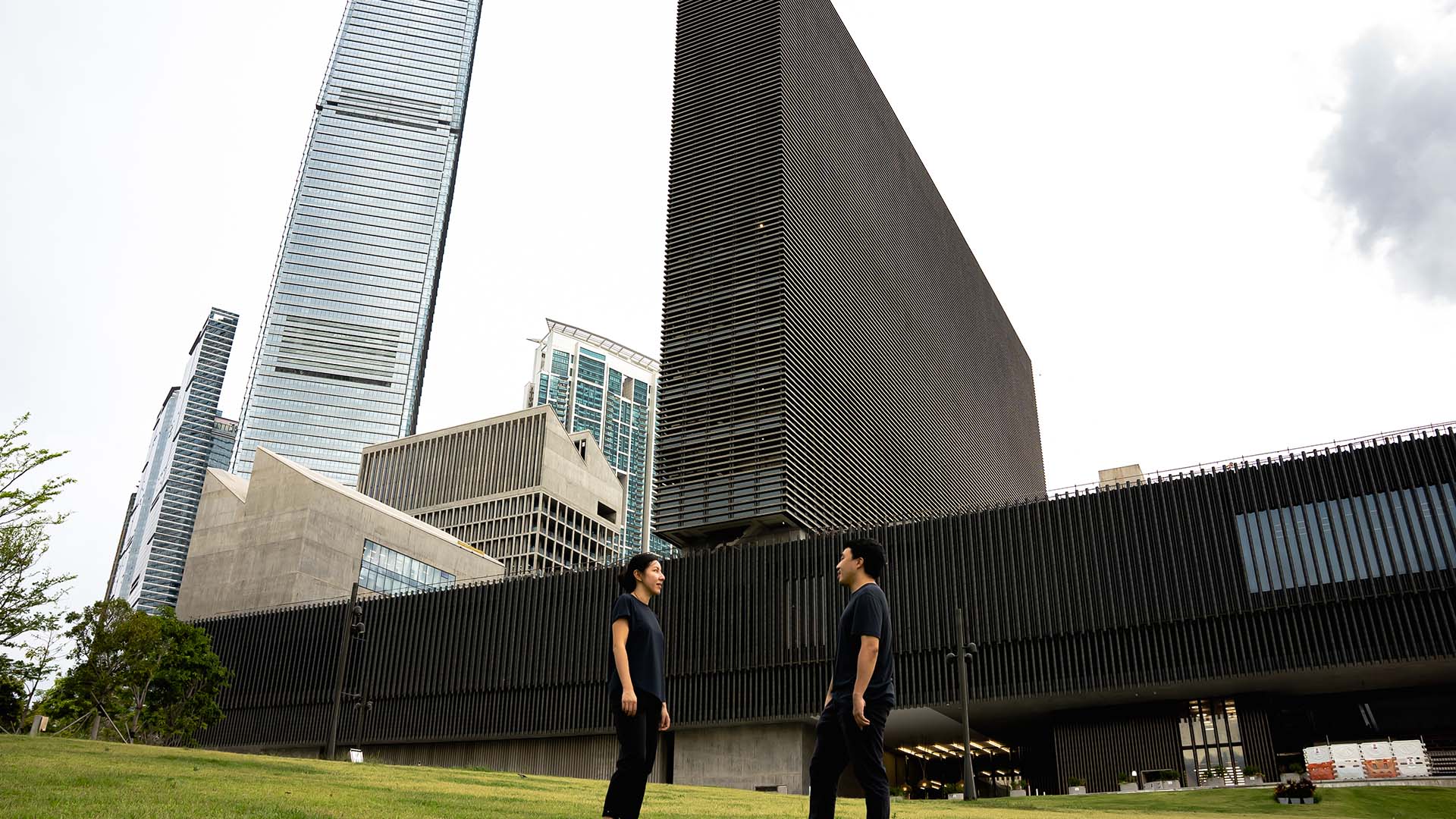 丁慧中和谢怡邦在M+博物馆前