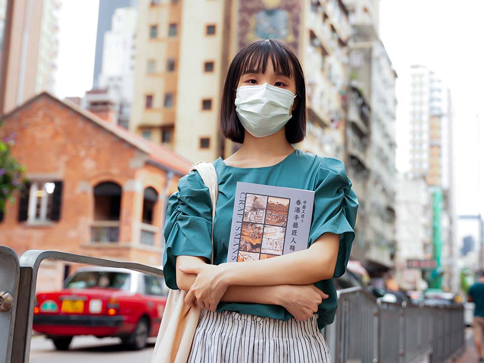 Rain站立在油麻地上海街