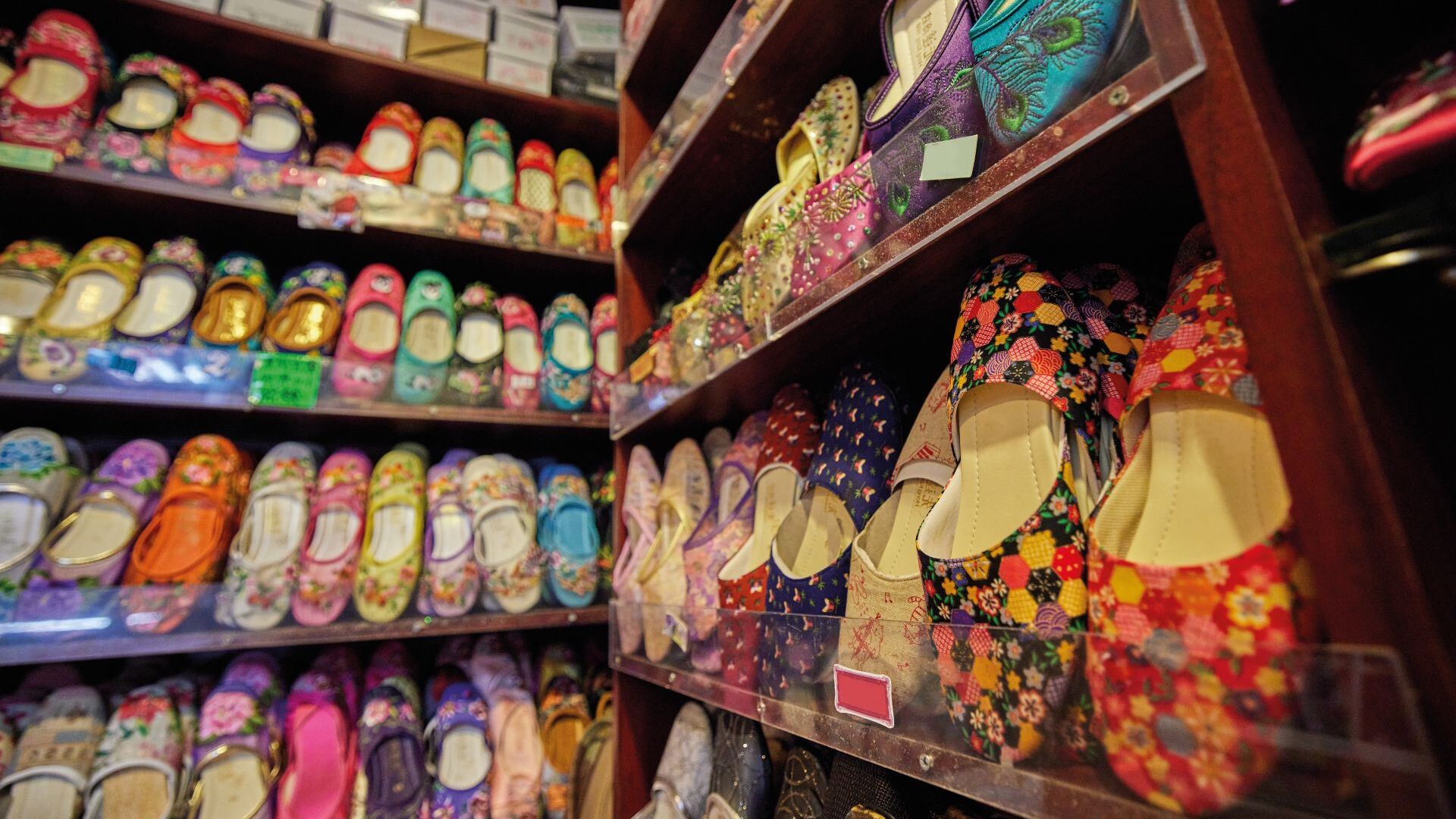 先达商店内七彩缤纷的传统绣花鞋