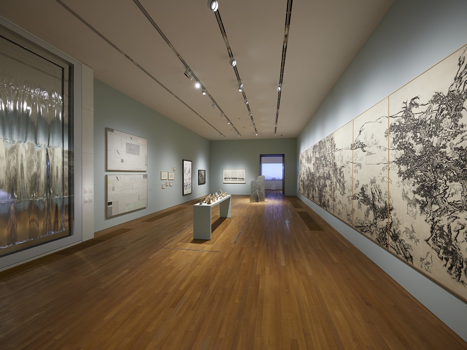 于M+举行的“山鸣水应”展览现场。 