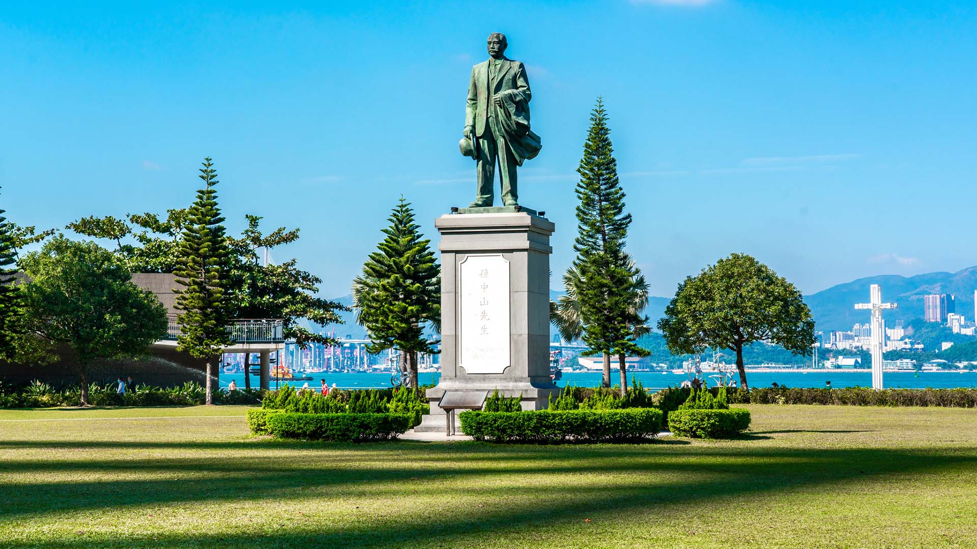 中山纪念公园宽敞的临海圆形草地是香港罕见的大型草地之一。